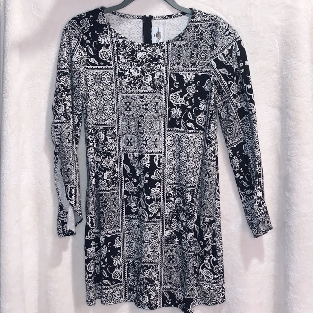 Women’s B&W Flutter Sleeve Tunic | Rare Editions